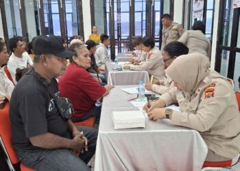 Ribuan Warga dan Buruh di Maluku Mendapatkan Pengobatan Gratis dan Bansos Jelang 80 Tahun Hari Bhayangkara