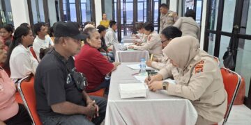 Ribuan Warga dan Buruh di Maluku Mendapatkan Pengobatan Gratis dan Bansos Jelang 80 Tahun Hari Bhayangkara