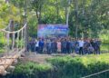 Prajurit TNI AL dan Warga Bangun Jembatan Gantung di Tawiri
