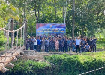 Prajurit TNI AL dan Warga Bangun Jembatan Gantung di Tawiri