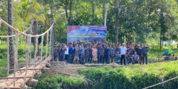 Prajurit TNI AL dan Warga Bangun Jembatan Gantung di Tawiri