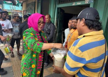 Ringankan Beban Warga, Wakil Wali Kota Ambon Bagikan Sembako ke Tukang Ojek di Waihaong