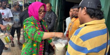 Ringankan Beban Warga, Wakil Wali Kota Ambon Bagikan Sembako ke Tukang Ojek di Waihaong
